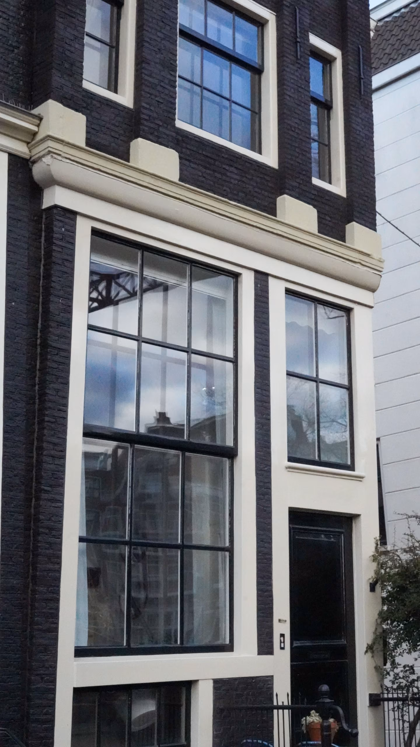Strak afgelakte kozijnen in de voorgevel