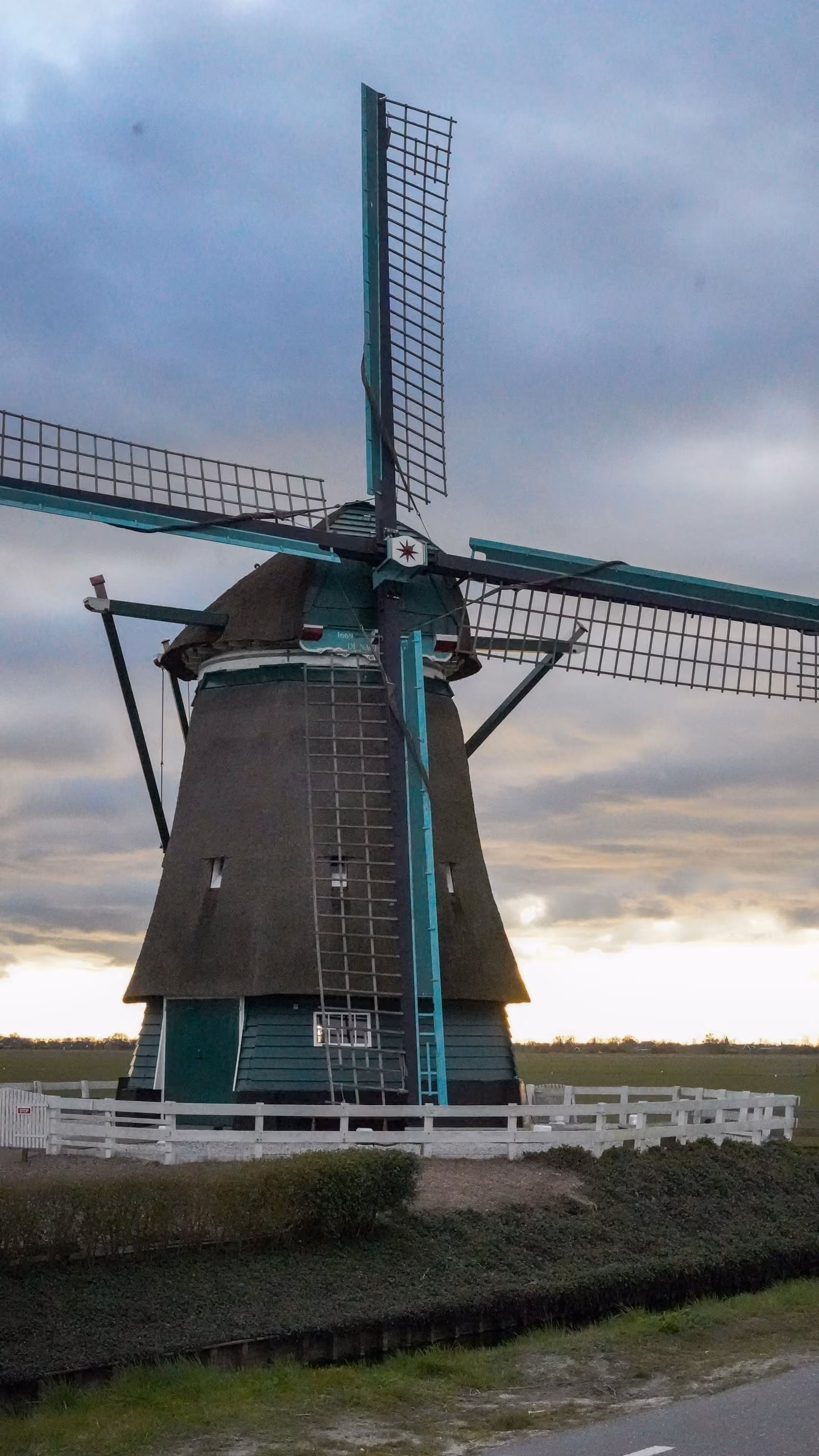 De molen in avondlicht