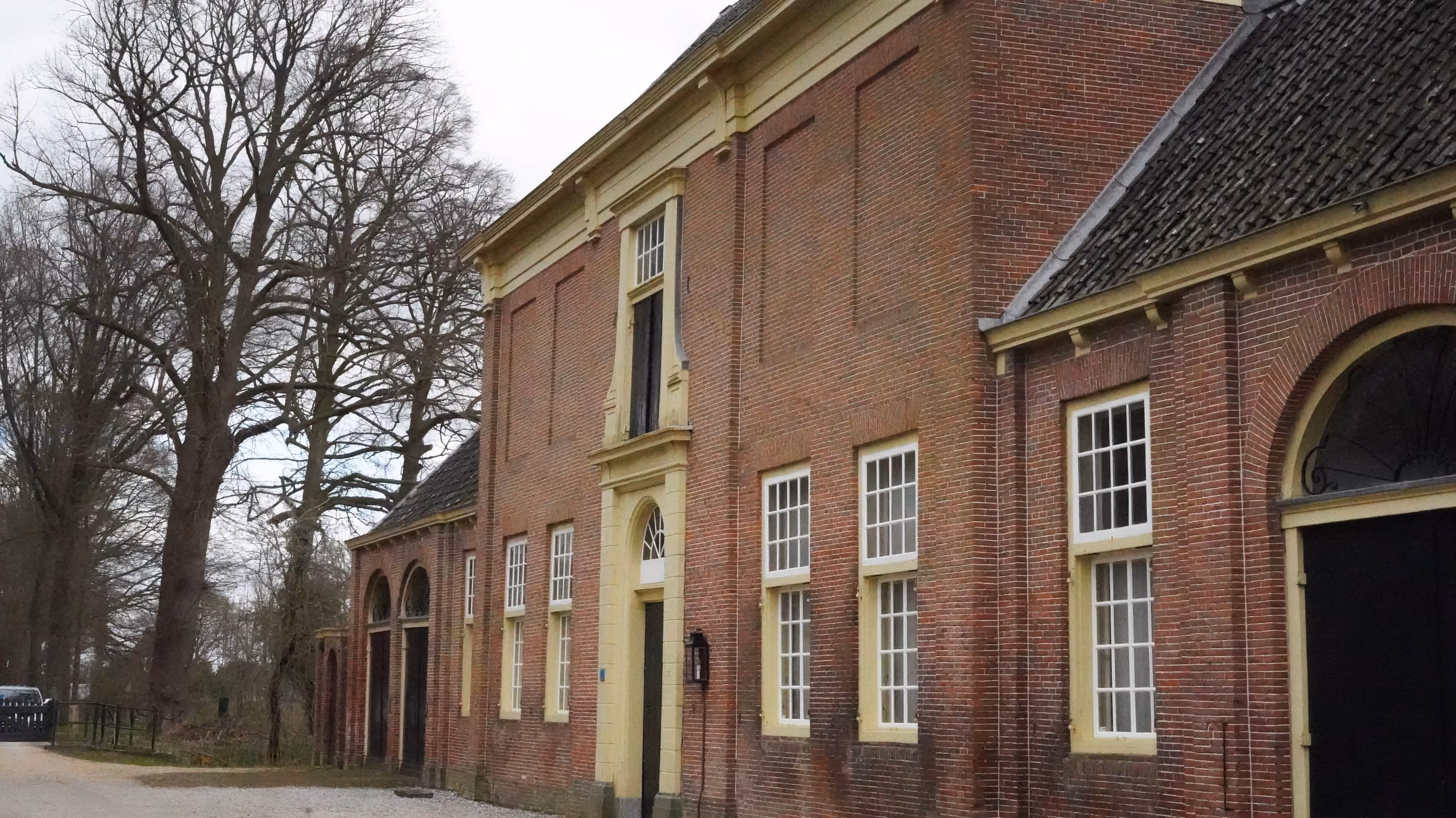 Het bakstenen koetshuis bij Nijenburg